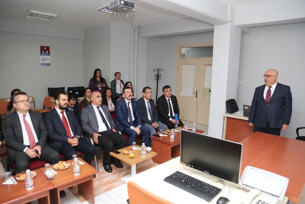 İzmir İl Sağlık Müdürü Ayhan Kul, Menderes’te Sağlık Tesislerini İnceledi