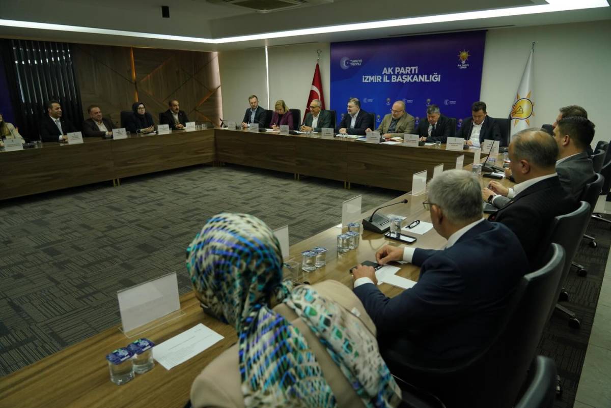 AK Parti İzmir’de Yürütme Kurulu Toplantısı: “Gönül Seferberliğimiz Sürüyor”