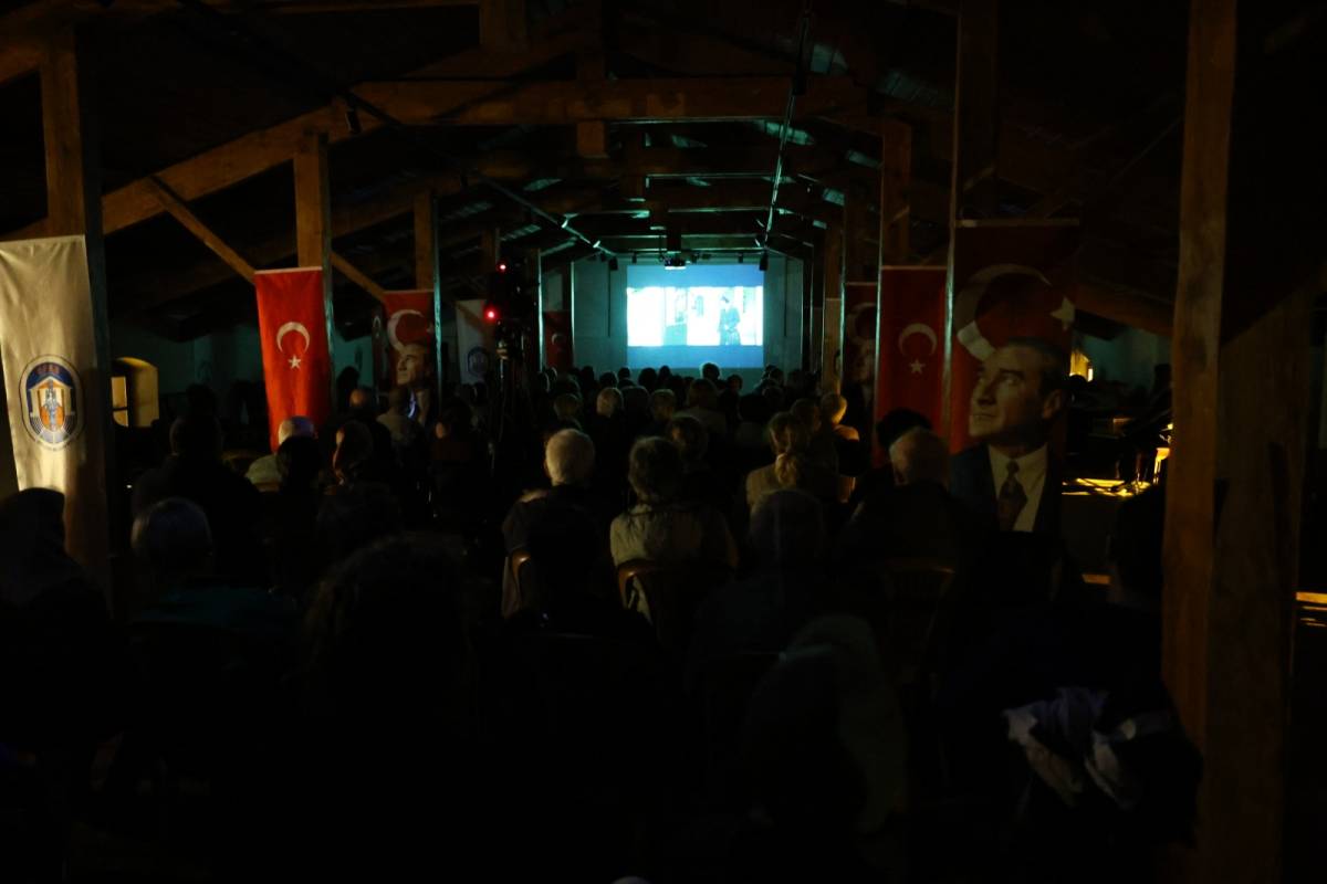 9. İzmir Mizah Festivali’nde Sinema Keyfi: “Bak Postacı Geliyor” Efes Selçuk’tan tam not aldı