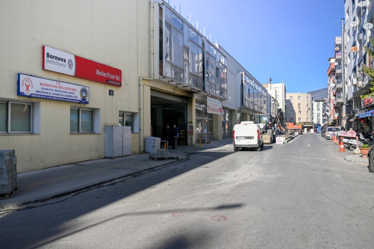 Bornova Merkez Pazaryeri önünde orta refüj çalışması başladı