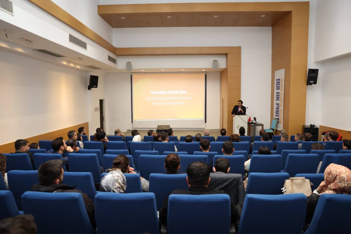 AK Parti İzmir’den ‘’3 Kademe Tanıtım ve Medya Eğitim Programı’’