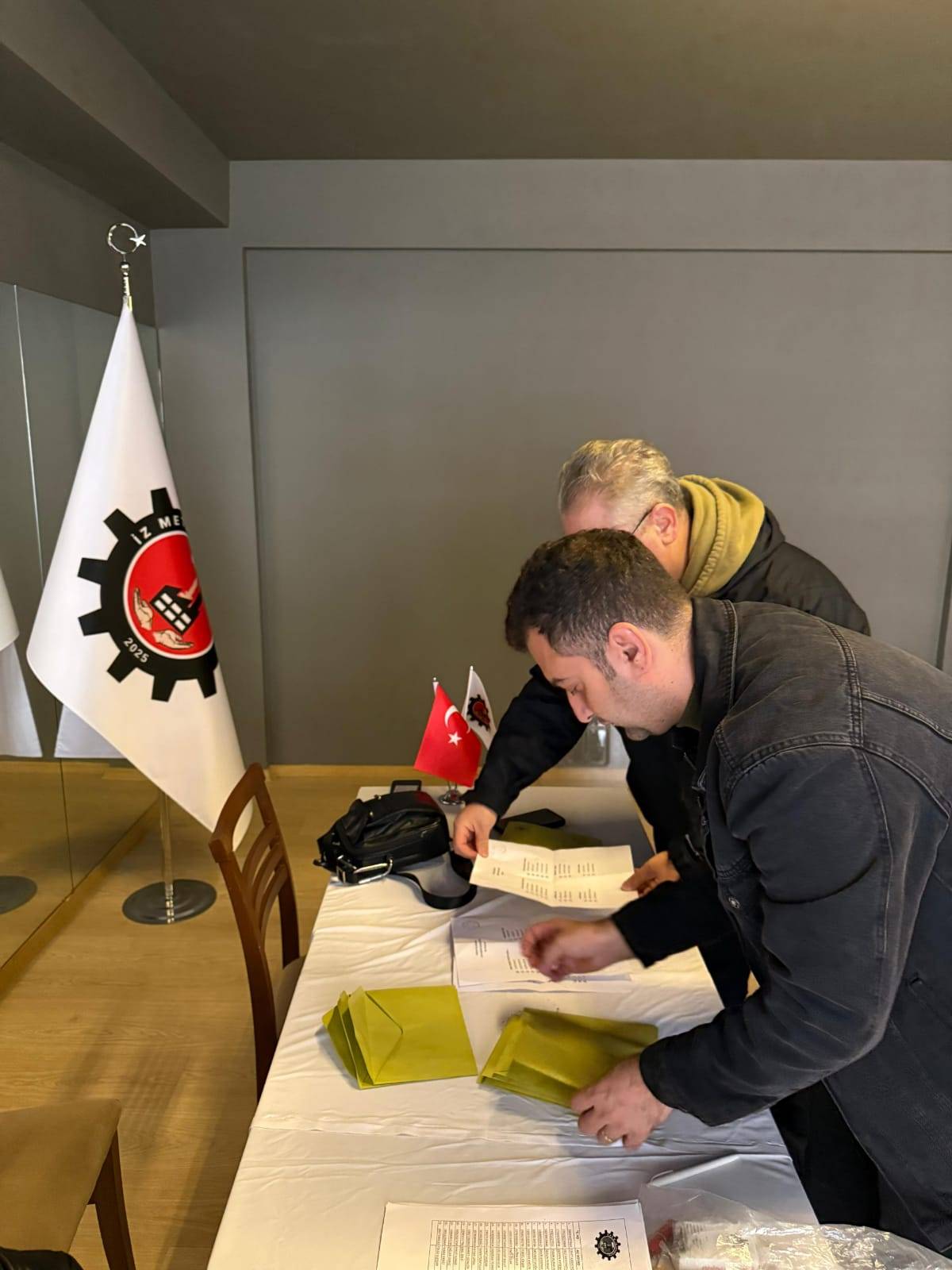 İz Metal-İş Sendikası’nın 1. Olağan Genel Kurulu yoğun katılımla gerçekleştirildi.