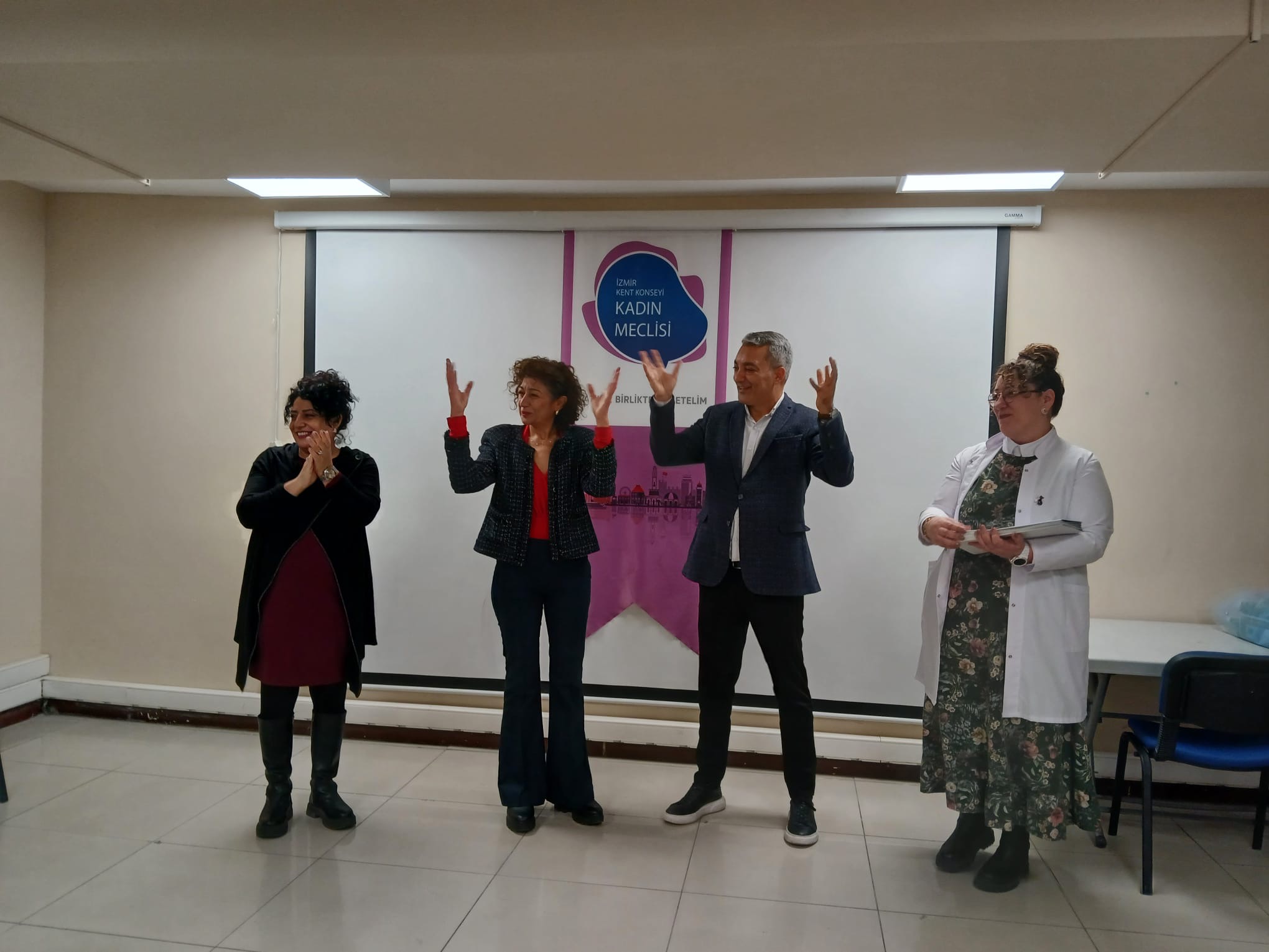 İzmir Kent Konseyi Kadın Meclisi’nden Bir İlk; Türk İşaret Dili Eğitimi İlk Mezunlarını Verdi