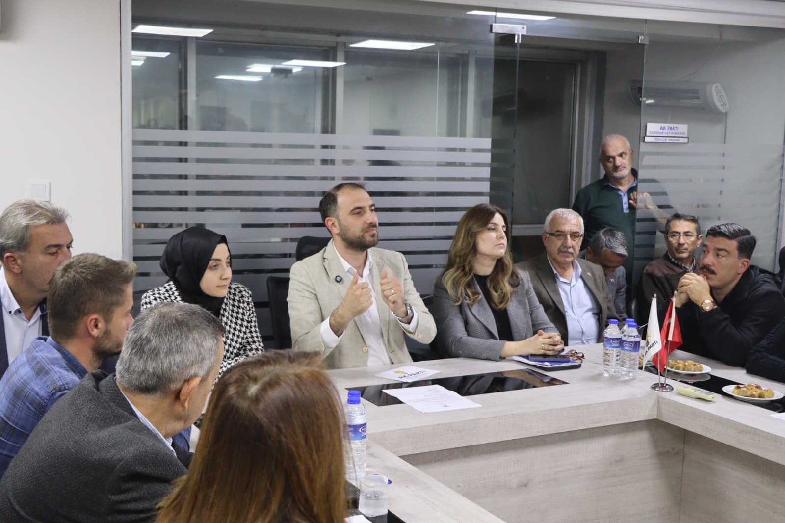 AK Parti Gaziemir İlçe Başkanı Yaşadı, trafik ve otopark üzerinden Işık'a yüklendi!