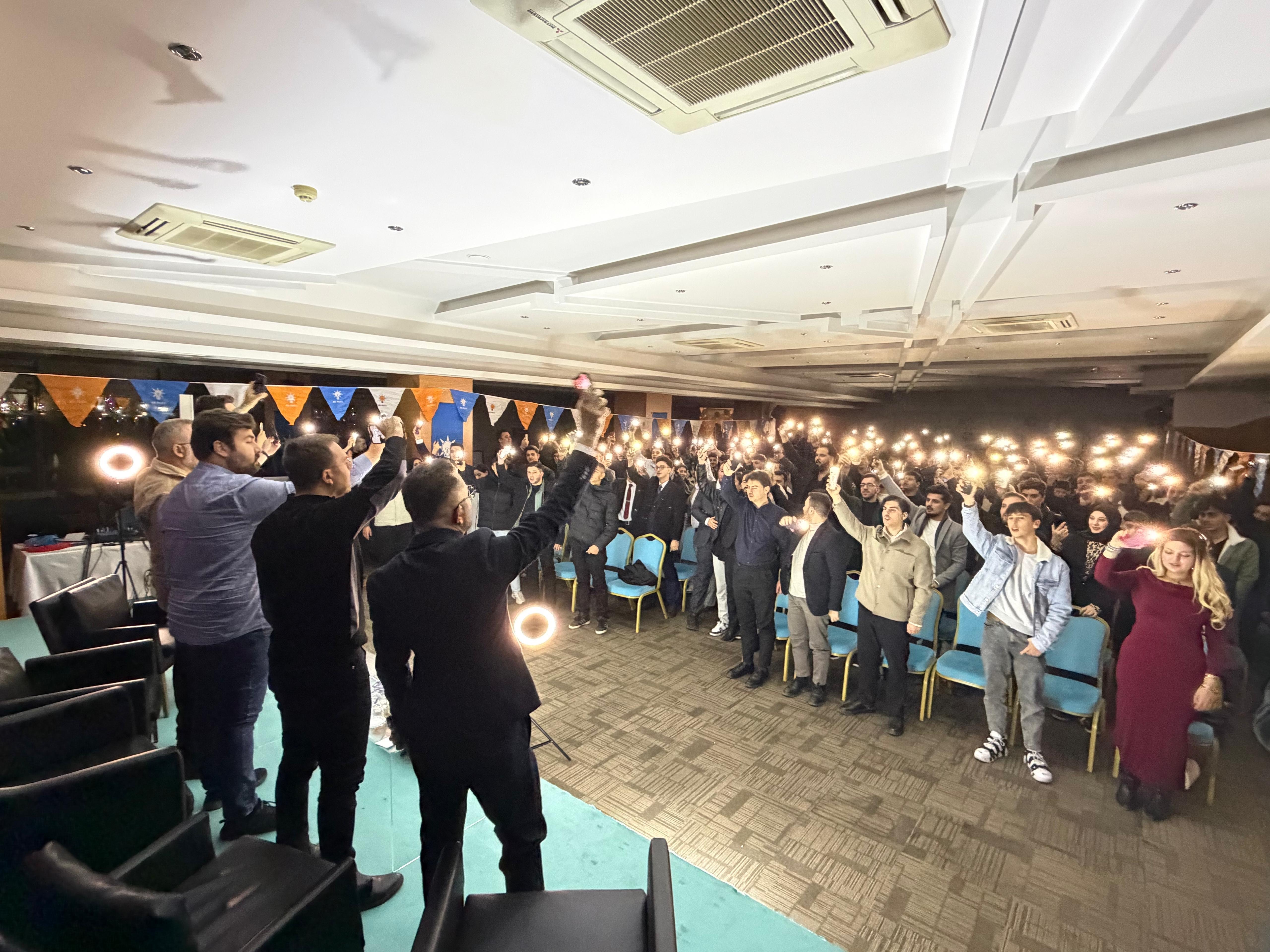 AK GENÇLİK İZMİR'DEN GELECEĞE GÜÇLÜ MESAJ