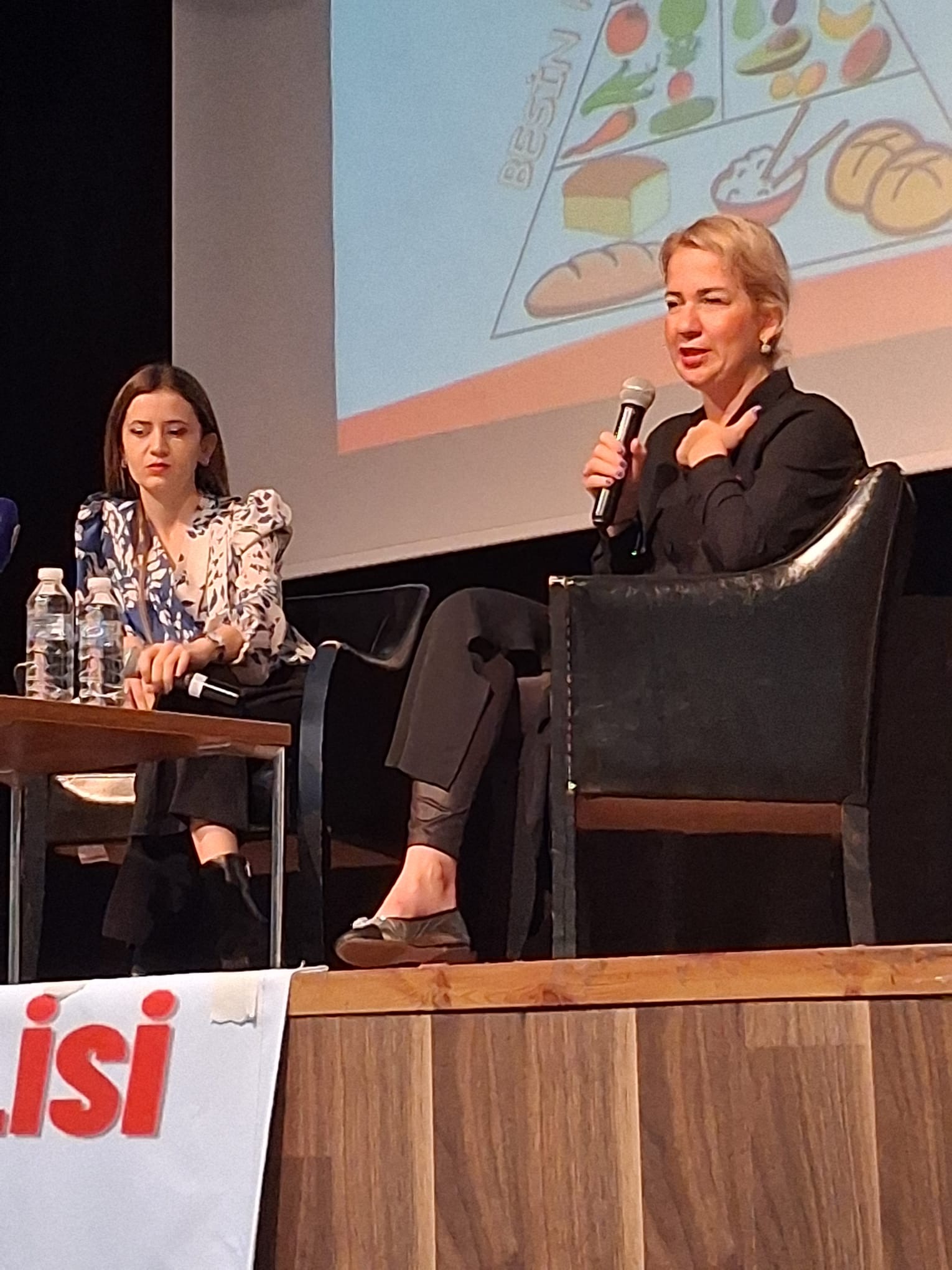 Karşıyaka’da “Engelli Bireylerde Beslenme Bozuklukları ve Diyet” Konferansı Düzenlendi