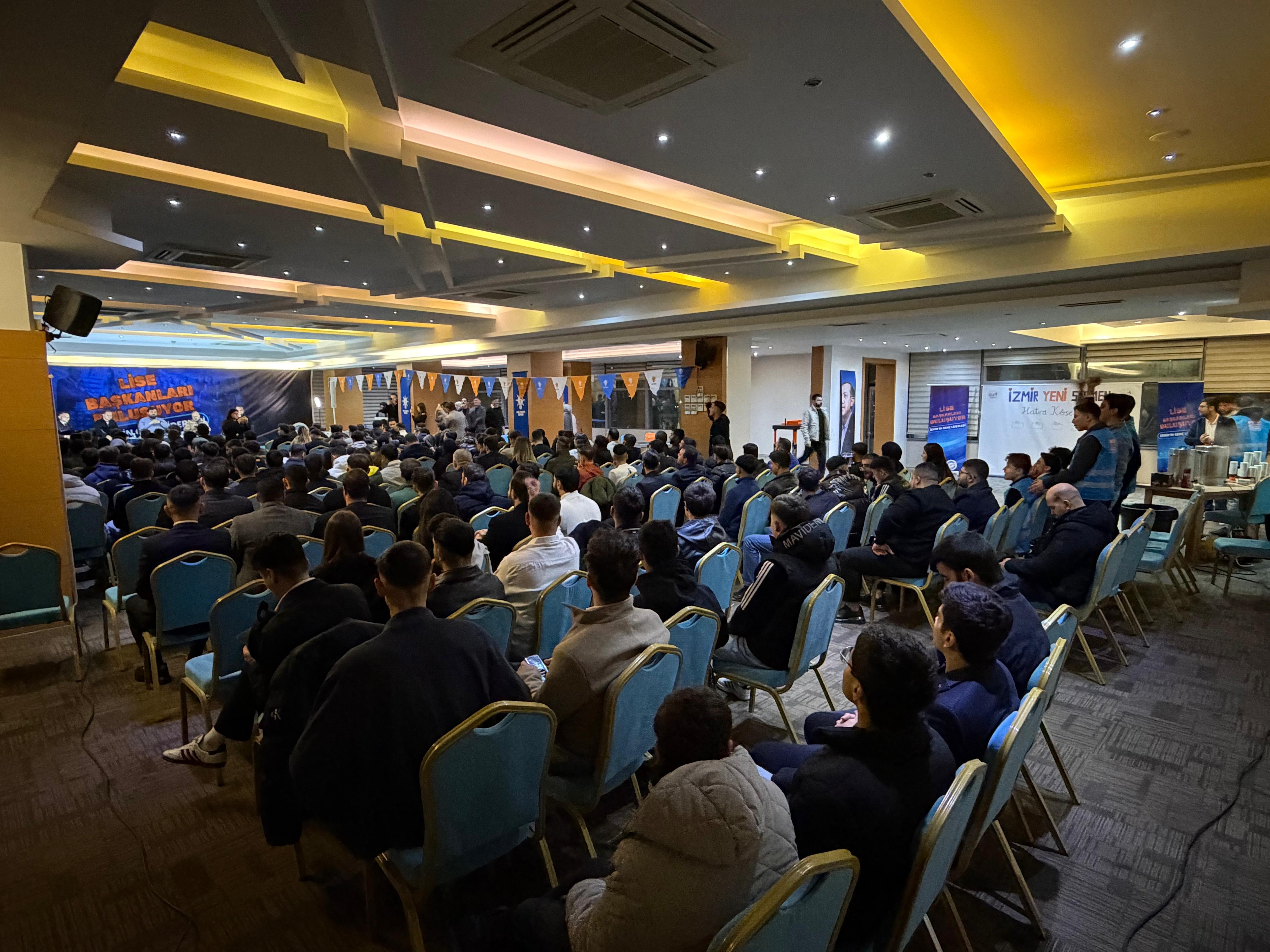 AK GENÇLİK İZMİR'DEN GELECEĞE GÜÇLÜ MESAJ