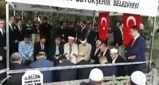 Erdoğan, şehit kaymakamın mezarında Kur'an ı Kerim okudu