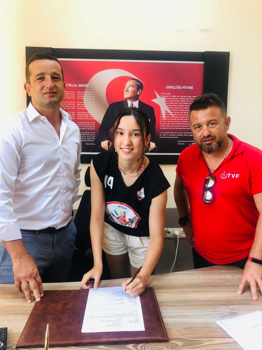 Özay Spor Bayan Voleybol Takımı'nda İmzalar Atılıyor!