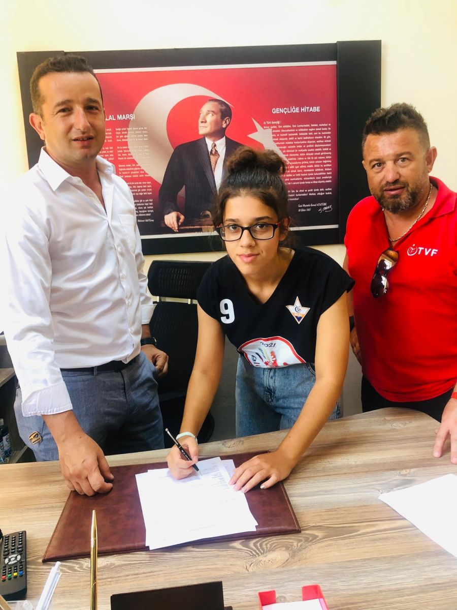 Özay Spor Bayan Voleybol Takımı'nda İmzalar Atılıyor!
