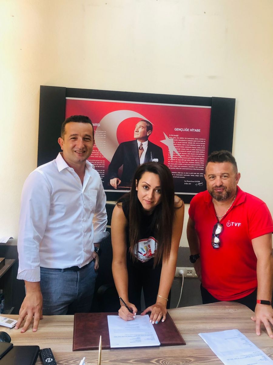 Özay Spor Bayan Voleybol Takımı'nda İmzalar Atılıyor!