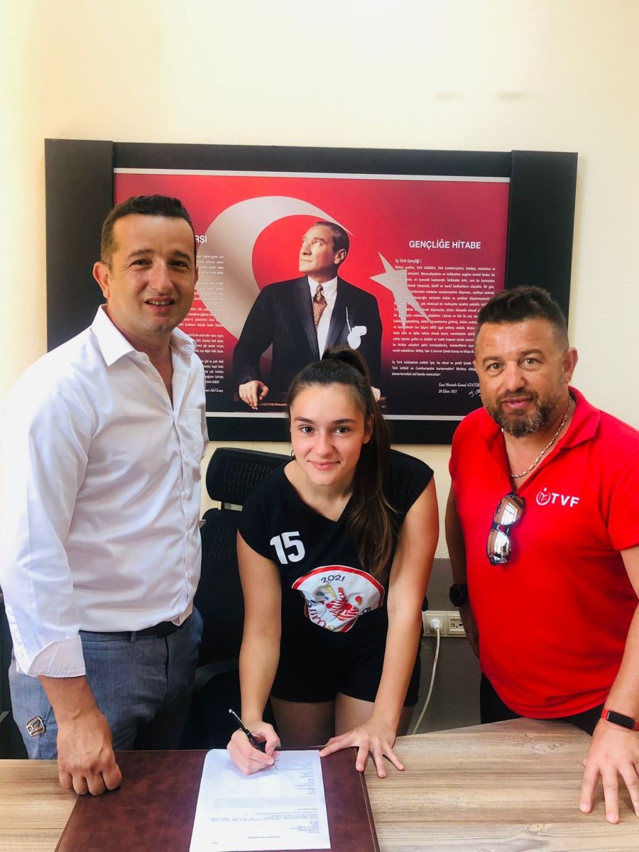 Özay Spor Bayan Voleybol Takımı'nda İmzalar Atılıyor!