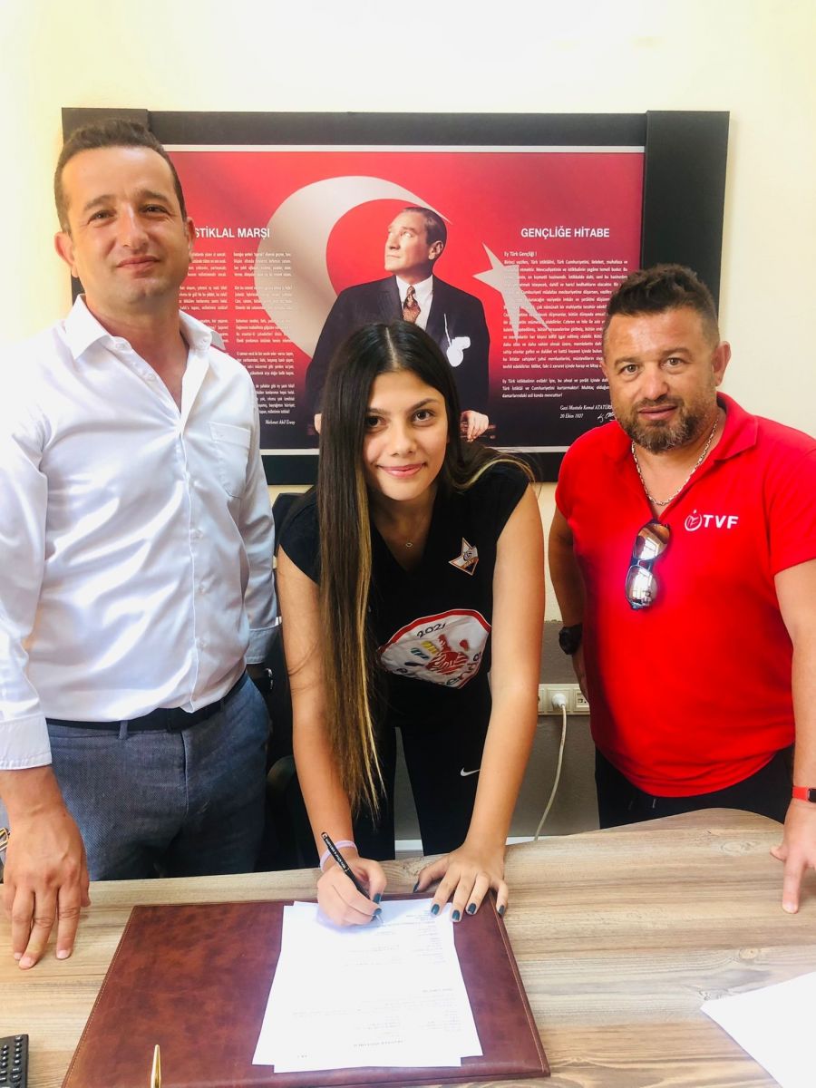 Özay Spor Bayan Voleybol Takımı'nda İmzalar Atılıyor!