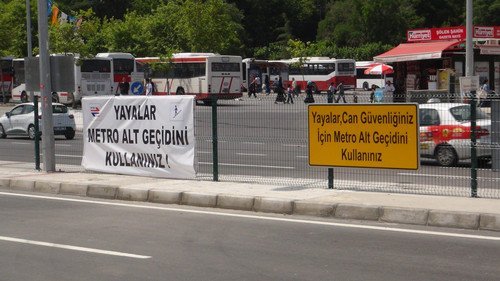 Konak Tüneli'nde Trafik Polisleri Yaya Geçidi Nöbeti Tutuyor